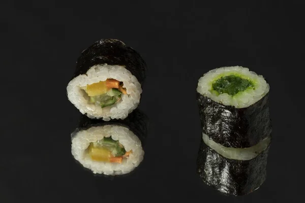 Primer Plano Aislado Rollos Sushi Sobre Una Superficie Reflectante Frente —  Fotos de Stock