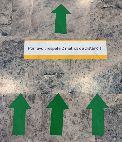 Flecha Tráfico Verde Árbol Suelo Con Texto Por Favor Metros — Foto de Stock