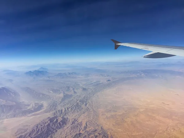 Pustynia Widziana Okna Samolotu Lecącego Niebie — Zdjęcie stockowe