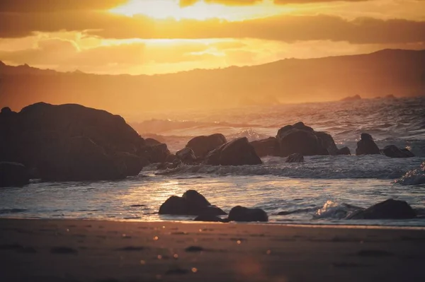 Schöne Aufnahme Eines Meeres Mit Großen Felsformationen Bei Sonnenuntergang — Stockfoto