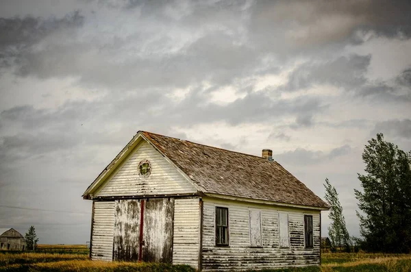 Une Maison Abandonnée Vieille Vieillie Dans Champ Sous Ciel Nuageux — Photo