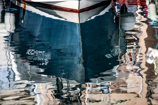 Una Hermosa Foto Del Reflejo Barco Agua Marsella Francia —  Fotos de Stock