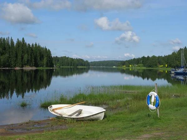 Une Barque Abandonnée Sur Bord Une Belle Rivière Reflétant Les — Photo