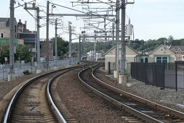 Közelkép Vonatkorlátokról Város Közepén Fákkal Körülvéve — Stock Fotó