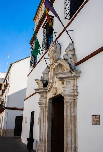 Tiro Vertical Edifício Branco Com Arco Pedra Antiga Bandeiras — Fotografia de Stock