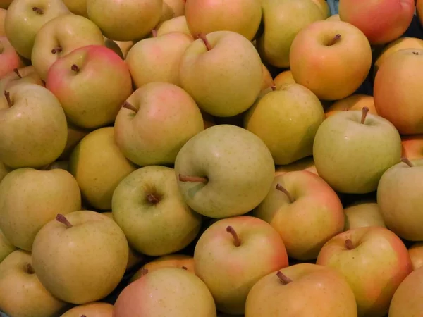 市場で新鮮な有機多色のリンゴの大きなグループ — ストック写真