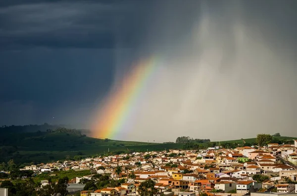 Luftaufnahme Einer Kleinstadt Und Bewaldeter Hügel Unter Dem Regenbogen — Stockfoto