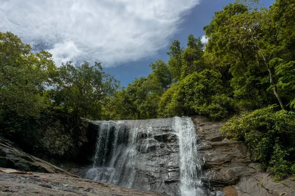 Der Wasserfall Der Die Felsen Wald Hinunterfällt — Stockfoto
