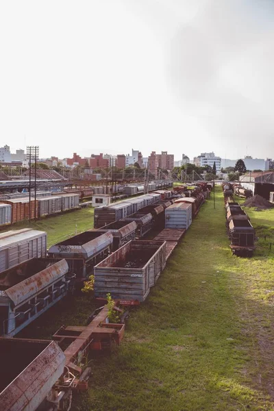 錆びた荷車のある古い鉄道駅 — ストック写真