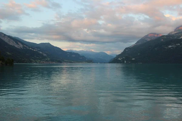 Una Vista Panorámica Lago Rodeado Montañas Bajo Cielo Nublado — Foto de Stock