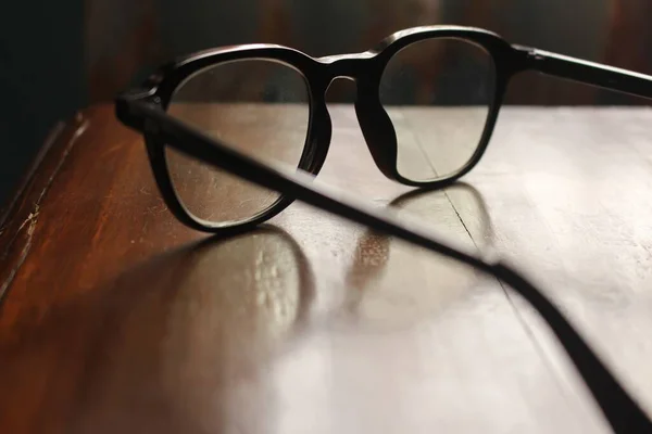 Ytlig Fokus Närbild Skott Färglösa Transparenta Glasögon Ett Träbord — Stockfoto