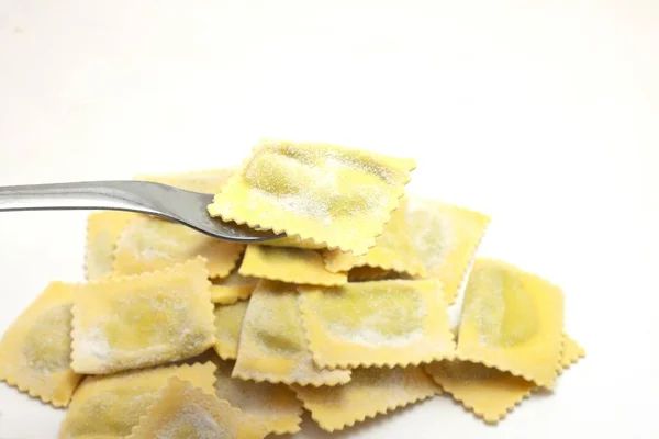 Hög Vinkel Skott Spenat Och Ricotta Tortelloni Med Gaffel Vit — Stockfoto