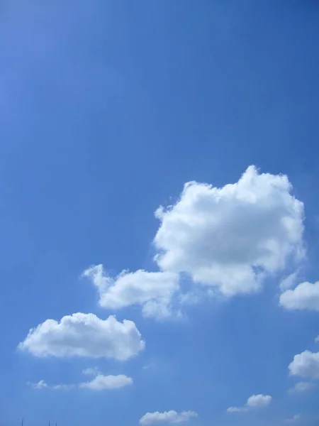 Ένα Όμορφο Κάθετο Πλάνο Των Λευκών Νεφών Στον Γαλάζιο Ουρανό — Φωτογραφία Αρχείου