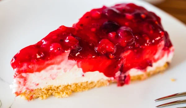 Närbild Bit Färsk Välsmakande Körsbärscheesecake Vit Tallrik — Stockfoto