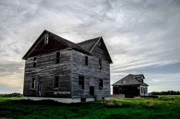 Straszny Stary Stary Opuszczony Dom Polu Pod Chmurnym Deszczowym Niebem — Zdjęcie stockowe
