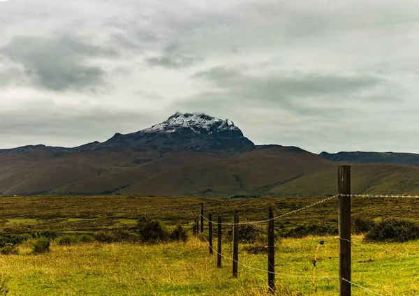 Una Montaña Con Nieve Cumbre Con Cielo Nublado Sobre Ella —  Fotos de Stock