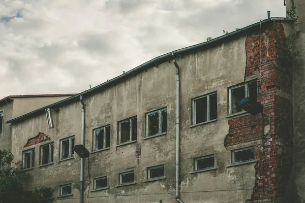 Old Worn Building Grey Walls Bricks Sticking Out One Side — Stock Photo, Image