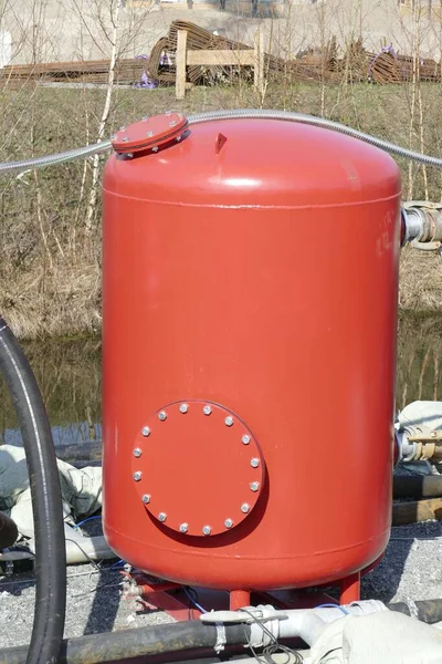 Een Verticaal Schot Van Een Rode Watertank Voor Het Verlagen — Stockfoto