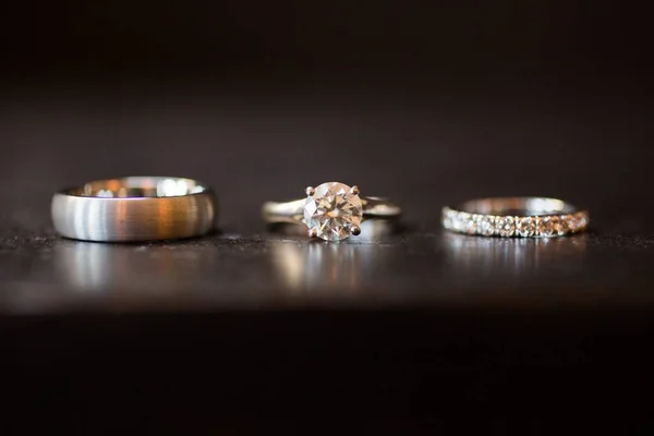 黒テーブルの上に銀の結婚指輪の3種類のクローズアップショット — ストック写真