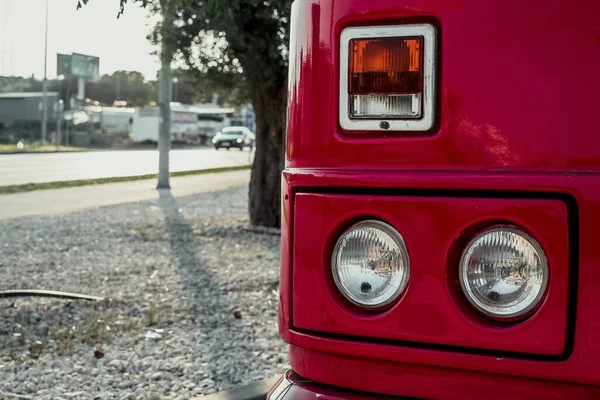Primo Piano Delle Luci Anteriori Destra Camion Rosso Parcheggiato Prima — Foto Stock
