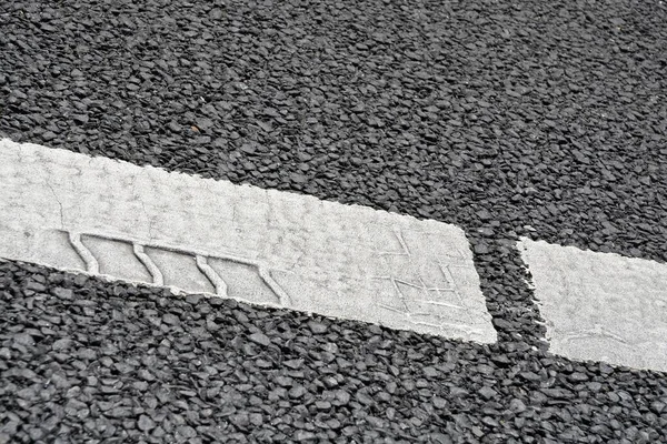 Крупный План Белой Линии Краски Асфальте Отпечаток Шины — стоковое фото