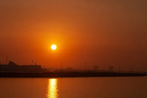 Una Hermosa Toma Mar Tranquilo Bajo Cielo Naranja Atardecer —  Fotos de Stock