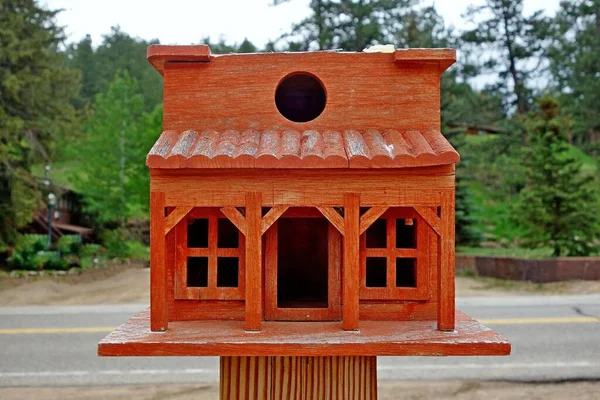 Zbliżenie Ujęcia Czerwonego Drewnianego Domku Dla Ptaków Domowym Kształcie — Zdjęcie stockowe
