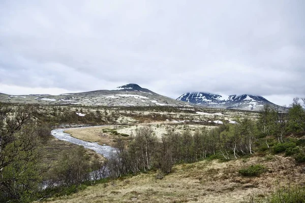 Norveç Alvdal Bulutlu Gökyüzünün Altındaki Tepeler — Stok fotoğraf