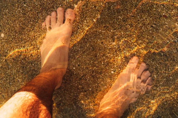 Высокоугольный Снимок Человека Стоящего Пляже Ногами Воде — стоковое фото