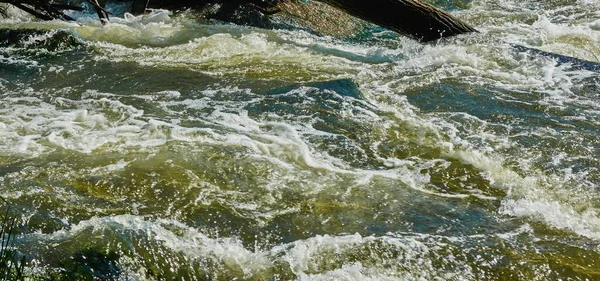 Tiro Close Uma Superfície Água Rio Com Espuma Branca Padrão — Fotografia de Stock