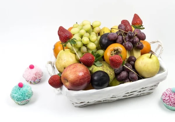 Fonott Kosár Tele Színes Frissen Szedett Organikus Gyümölcsökkel Muffinokkal — Stock Fotó