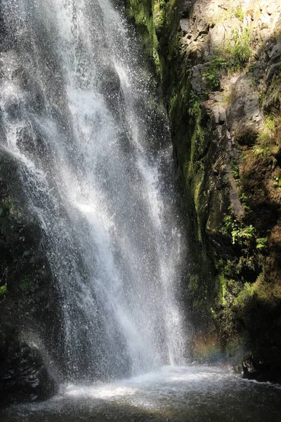 Uma Imagem Vertical Uma Cascata Cachoeira Entre Rochas — Fotografia de Stock