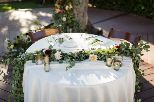 Una Toma Aérea Una Mesa Nupcial Con Decoraciones Florales Frescas — Foto de Stock