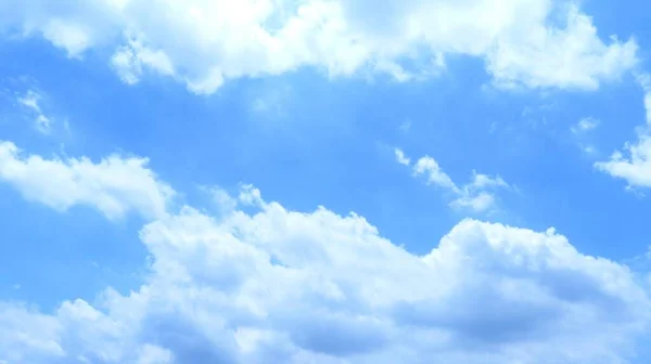 Krásný Záběr Bílých Mraků Modré Obloze Vhodné Pro Zázemí — Stock fotografie