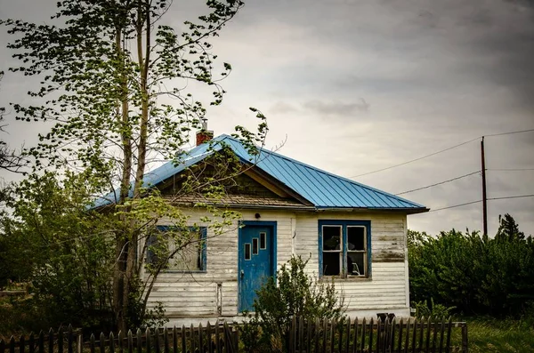 Ein Gruseliges Altes Und Verlassenes Holzhaus Auf Einem Feld Unter — Stockfoto