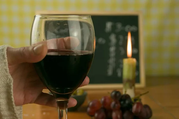 Primo Piano Uomo Che Regge Bicchiere Vino Rosso Con Una — Foto Stock