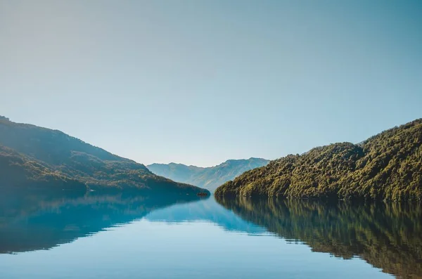 在阿根廷巴塔哥尼亚 湖面环抱群山 背景为蓝天 风景优美 — 图库照片