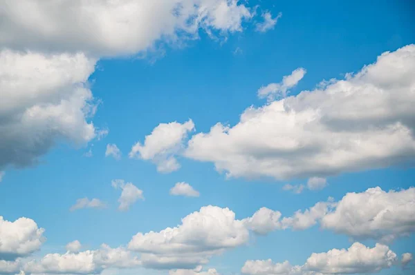 Hermoso Fondo Cielo Azul Con Nubes Esponjosas — Foto de Stock