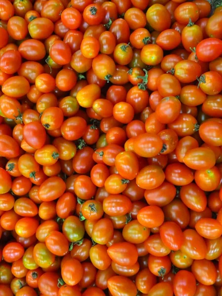 Sebuah Gambar Vertikal Dari Tumpukan Tomat Oranye Merah Matang — Stok Foto