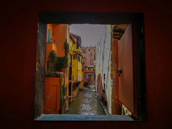 Een Verticaal Schot Van Een Venetiaans Smal Kanaal Met Oranje — Stockfoto