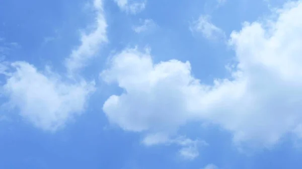 一片迷人的蓝天白云风景 — 图库照片