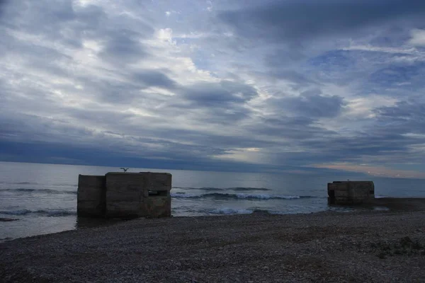 Bulutlu Bir Arka Planda Karanlık Bir Deniz Manzarasının Güzel Bir — Stok fotoğraf