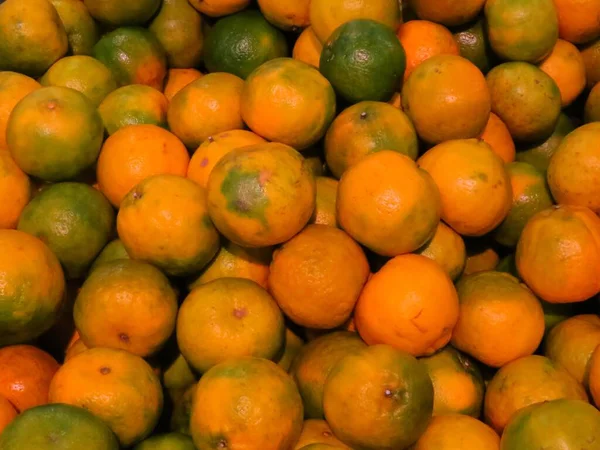 Une Pile Mandarines Biologiques Fraîches Colorées Dans Marché Aux Fruits — Photo