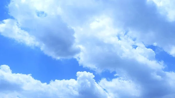 蓝天中的一缕美丽的白云 适合背景 — 图库照片