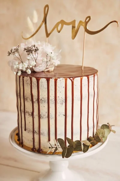 Vertical Closeup Shot Delicious Wedding Cake Chocolate Drip Love Topper — Stock Photo, Image