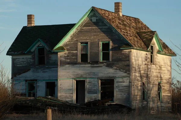 Strašidelný Starý Starý Opuštěný Dřevěný Dům Poli Pod Modrou Oblohou — Stock fotografie
