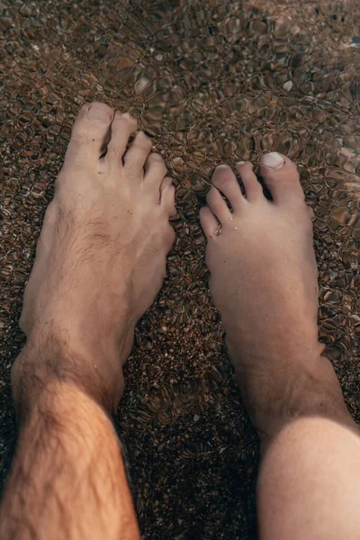 Eine Aufnahme Von Den Füßen Eines Paares Sandstrand Unter Dem — Stockfoto