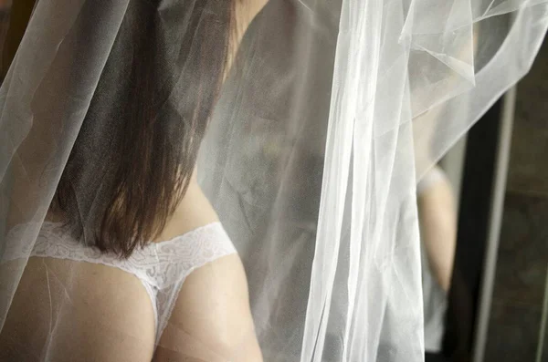 Eine Brautunterwäsche Die Mit Einem Schleier Bedeckt Ist — Stockfoto