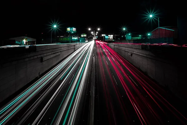 Bulanık Şehir Işıkları Olan Bir Şehrin Uzun Pozlu Görüntüsü — Stok fotoğraf