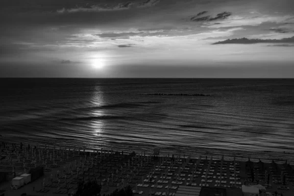 Uma Foto Tons Cinza Pôr Sol Florença Praia Rimini Itália — Fotografia de Stock